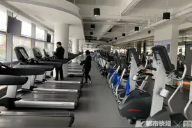 杭州第一家健身房今天恢复营业了 跑步机至少要隔一台才能用图片