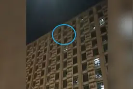 郑州富士康一男性员工从宿舍阳台坠楼，物业称不知原因，富士康回应会与家属沟通视频封面
