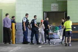 澳洲厕纸遭遇抢购潮，悉尼超市顾客甚至拔刀相向图片