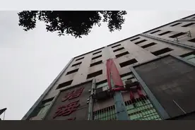 视频 | 拆迁方用大锁强制封店，守店员工出入不得