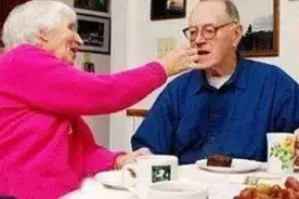 为什么总是会咬到舌头？可能预示着这3种疾病的信号图片