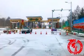 因路面湿滑 哈伊、哈同、哈尔滨绕城高速长江路站、依七高速封闭图片