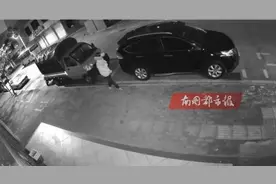 奇葩！海南琼海一男子深夜当街“上大号”，同一个位置，5次图片