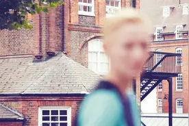 蒂尔达·斯文顿访谈：“我喜欢那种伪造、假装的不透明的感觉“图片