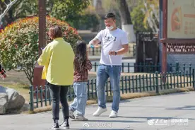 23度！济南年轻人开始穿短袖了图片