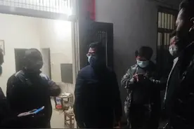 小女孩怕挨责骂玩起“躲猫猫”，搜救队苦寻3小时，原来她藏在同学家的床底下图片