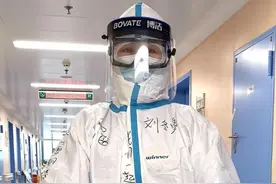 青岛市第八人民医院援鄂护士刘冬雪：由衷地为出院病人感到高兴图片