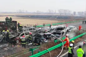 烧荒烟雾致能见度突然降低，珲乌高速23车连环相撞，1死20伤！视频封面