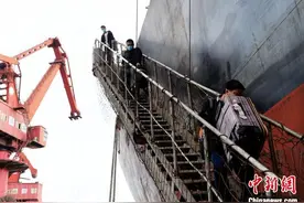 10名中国籍国际航行船舶船员在江苏南通换班下船图片