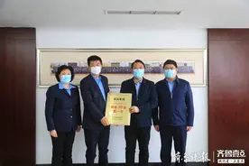 暖心又鼓劲！刘伟为威海高区内全市纳税50强企业送奖牌图片