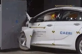 君威正面25%偏置碰撞，侧面头部气囊未弹出图片