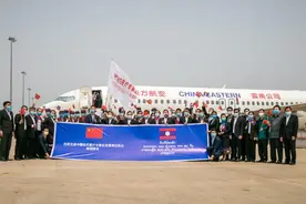 中国抗疫医疗专家组抵达老挝，驻老挝大使姜再冬：是亲必顾、是邻必护图片