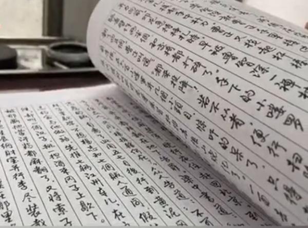 50万元不卖！16年来手抄“四大名著”等70多本