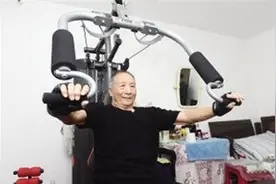 95岁老人自建迷你健身房锻炼 全家四代齐健身图片
