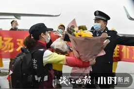 “高速口10秒拥抱”的警医伉俪，52天后终于重逢图片