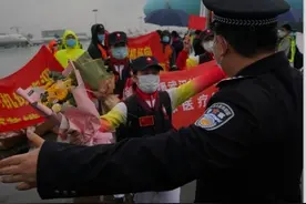 “高速口10秒拥抱”的浙江警医伉俪 52天后重逢啦图片