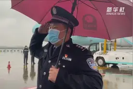 “10秒拥抱”的警医伉俪52天后重逢视频封面