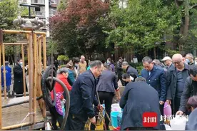 施工不当致城区水管破裂，资阳城管流动送水解居民燃眉之急图片