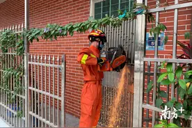 珠海一独居老人不慎摔倒在地无法动弹，消防破门救援图片