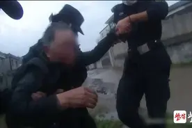 八旬老人酒后骑电动车落水，民警跳入水中救他上岸图片