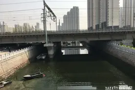 不少市民去青岛后海赶海 海鲜一挖一“麻袋”图片