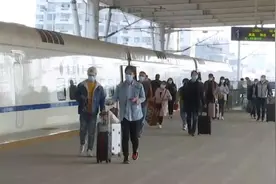 时隔75天，武汉-咸宁城际铁路恢复运营视频封面