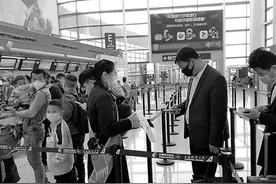 210名武汉旅客乘飞机抵甬图片