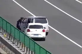 女司机高速上拦车问路，后车躲避剐到货车视频封面