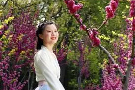 济南西郊森林公园偶遇小美女，回眸一笑百媚生图片