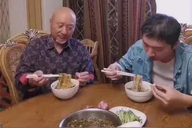 陈佩斯父子做打卤面 两人相互逗趣十分欢乐图片