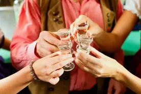 一晚连喝两场，回家途中摔倒身亡！6酒友被死者家属索赔34万图片