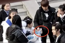 杨超越谈外界评价说了什么？杨超越将鼻涕纸塞给助理事件具体详情曝光图片