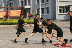 练！练！练！武警兵哥探索体能新练法图片