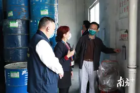 危化品与墙距离不足30厘米，东莞督查大朗危化品储存经营企业图片