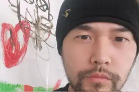 周杰伦晒最新自拍胡子浓密 造型大改走硬汉路线图片