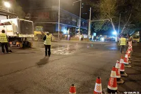 午夜，济南历山路文化西路路口抢修图片
