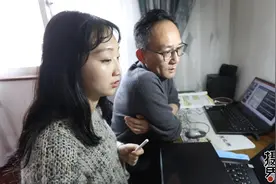 网课时代一家三口都是老师是什么体验？一起来上海的这个家庭看看视频封面