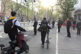 高三生复学首日，校长一早到校门口迎接视频封面