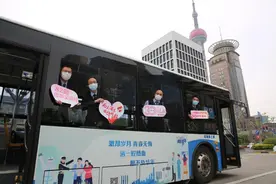 还记得30年前那些需要“推屁股”的巨龙公交车么？今天82路幻彩亮相贺浦东而立图片