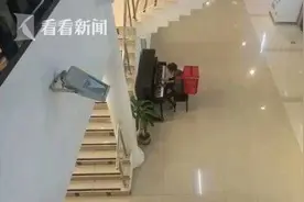 外卖小哥等餐间隙弹钢琴惊呆网友：“封城”后订单多了，没空练图片