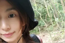 Hebe与Ella相约爬山心情大好 渔夫帽登山鞋装备齐全图片
