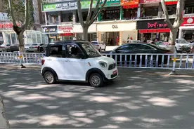 外形酷似微型轿车，上路随意调头、抢行——四轮电动车管理期待有章可循图片