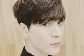 深夜福利！王嘉尔晒自拍四连 表白粉丝想快点见到你们图片