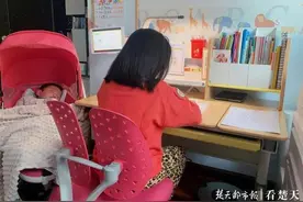 7岁女孩上网课之余照顾1岁弟弟，妈妈笑说恨不得给她发工资图片