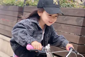 董璇女儿小酒窝骑粉红色车车 又甜又A镜头感满分图片