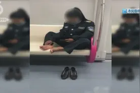 辣眼睛！一女子在昆明地铁内“直播”搓脚“都有凹糟了”图片