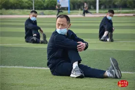 体能训练完肌肉酸疼？不要怕，这套拉伸动作请收好图片