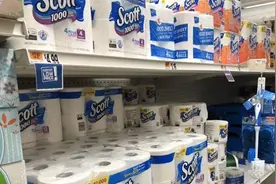 美媒：美国人疯狂囤卫生纸宅家抗新冠 心理学家经济学家讨论个中缘由图片