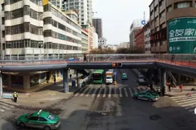 便民！临夏市庆胜路什字过街天桥今日通行图片