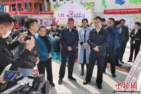 通讯：中国西北藏乡青海黄南以书为媒“瞭望世界”图片